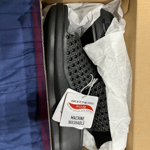 Brand new with tags original price $45 for the sketchers and $20 flip flops - Picture 4 of 8